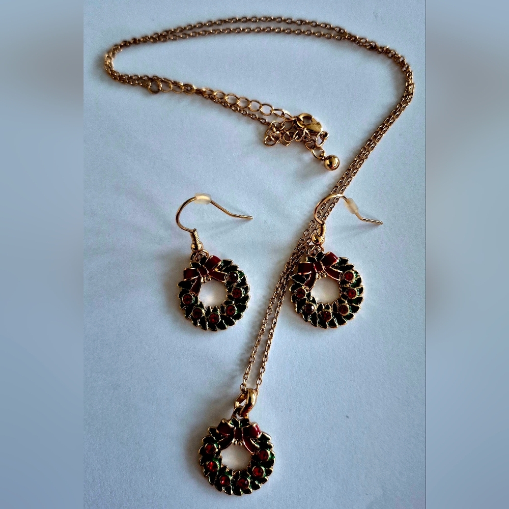 Chic Gold and Red Wreath Earrings
